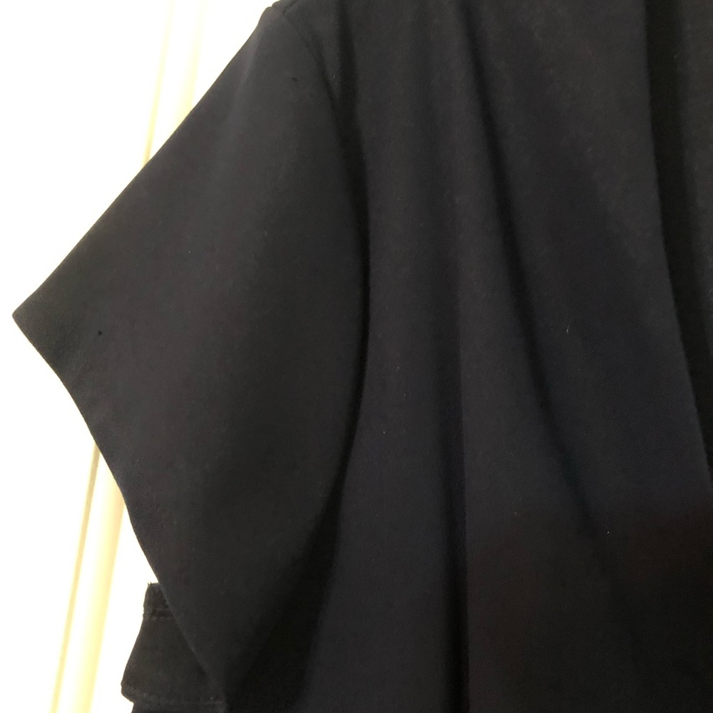Beautiful dark navy fitted cocktail dress with slimming pleats great nexkline